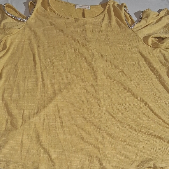 Retrology Yellow Cold Shoulder Blouse 1X Textured Elegant and Comfortable Plus S - Picture 7 of 8
